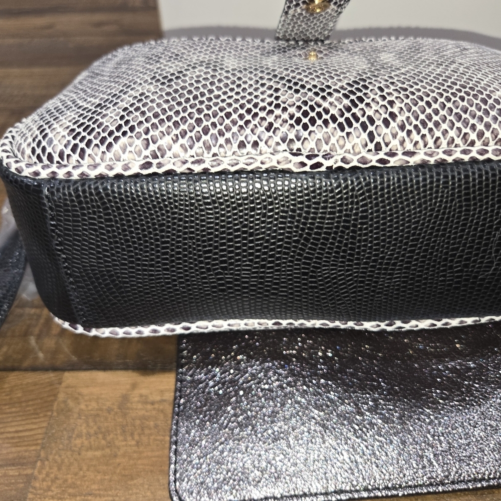 G.I.L.I. Leather Monochrome Snake Print Crossbody Bag w Slim Metalliac Wallet - Picture 3 of 11